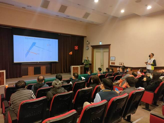 台中市議員張家銨22日邀集相關單位一同會勘，研擬拓寬、打通鄰近工業路作為替代道路，並進行分流，以維護行經民眾的安全。（潘虹恩攝）