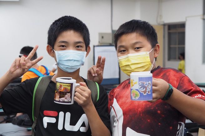 中小学生制作的独一无二马克杯。(照片/臺北市教育局提供)