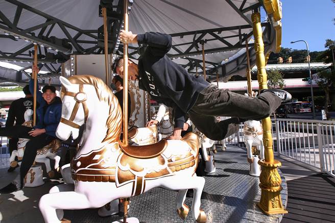 新馬戲表演風潮在國內逐漸成形，馬戲表演不再只有特技，還結合了日常生活和想像力。圖為 FOCA福爾摩沙馬戲團團員。（鄧博仁攝）