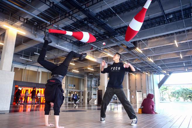 新馬戲表演風潮在國內逐漸成形，馬戲表演不再只有特技，還結合了日常生活和想像力。圖為致力於新馬戲表演的 FOCA福爾摩沙馬戲團團員。（鄧博仁攝）