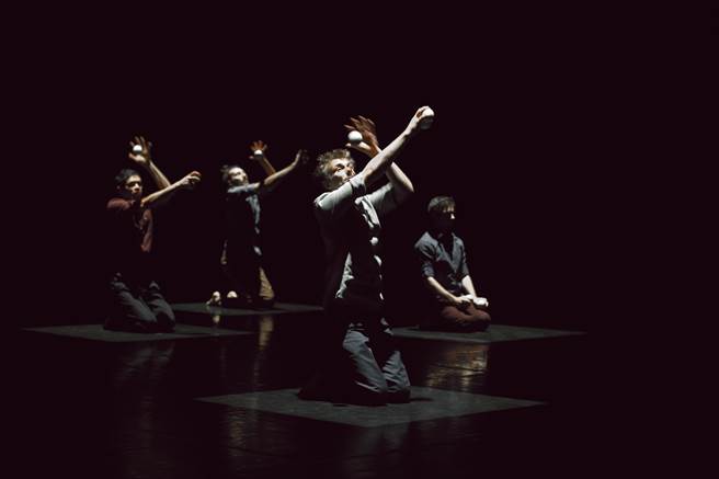 法國魔人神手製造所《人類狂想曲》首度來台，連結馬戲雜耍與當代人類社會的哲思，中國信託新舞臺藝術節耶誕假期於北藝中心盛大開演。（Dan Ramaën攝，台北表演藝術表演中心提供）