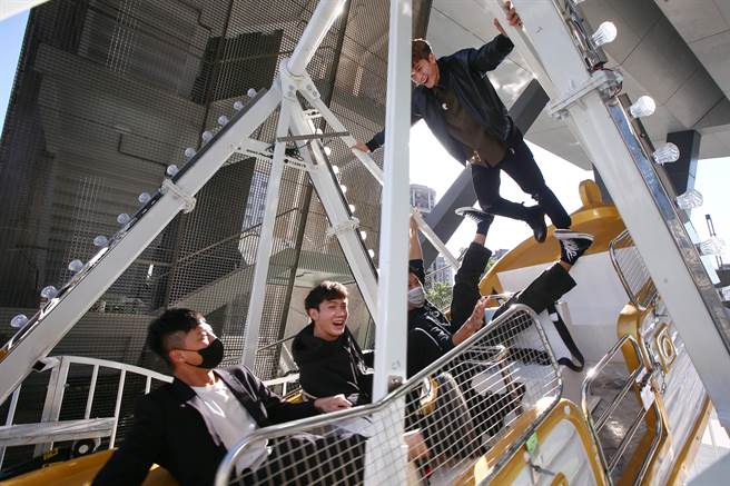 新馬戲表演風潮在國內逐漸成形，馬戲表演不再只有特技，還結合了日常生活和想像力。圖為 FOCA福爾摩沙馬戲團團員。（鄧博仁攝）