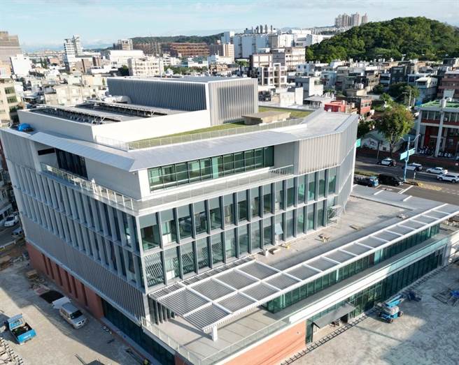 桃园市长郑文灿今表示，杨梅公所新大楼将于明年1月竣工并取得使用执照。（工务局提供／蔡明亘桃园传真）