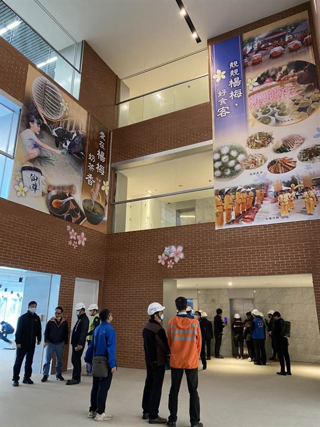 杨梅区公所新大楼内部设计结合在地客家风格。（蔡明亘摄）
