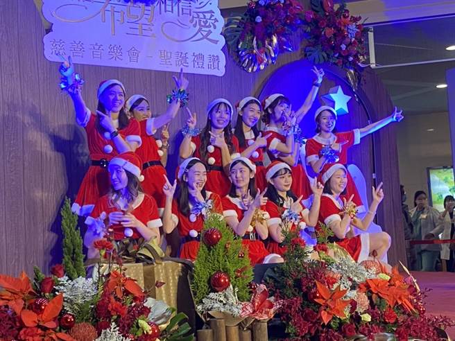 中国医药大学附设医院与林增连慈善基金会再度共同举办「相信希望相信爱慈善音乐会系列活动」，由护理师、医检师化身耶诞女郎用劲歌热舞为活动揭开序幕。（冯惠宜摄）