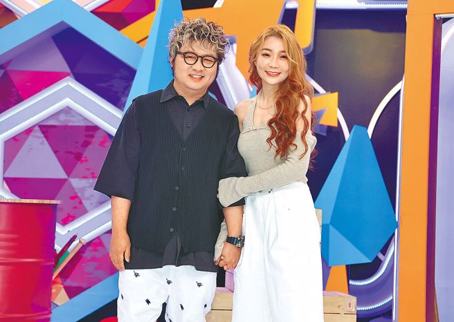 纳豆生病期间，依依不离不弃地照顾。（图／中时资料照）