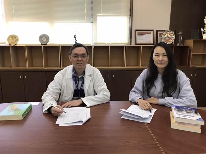 李秉家（左）与杨椀纤合作开发全球首例混合日常实境復健系统。（柯宗纬摄）