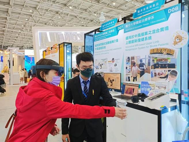 「熊黑皮饮料吧」实际操作情形。（柯宗纬摄）