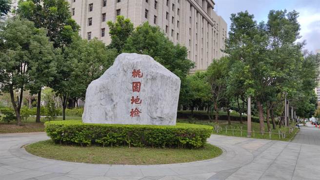 桃园地检署今天提出1名区民代表、5名里长当选无效之诉。（赖佑维摄）