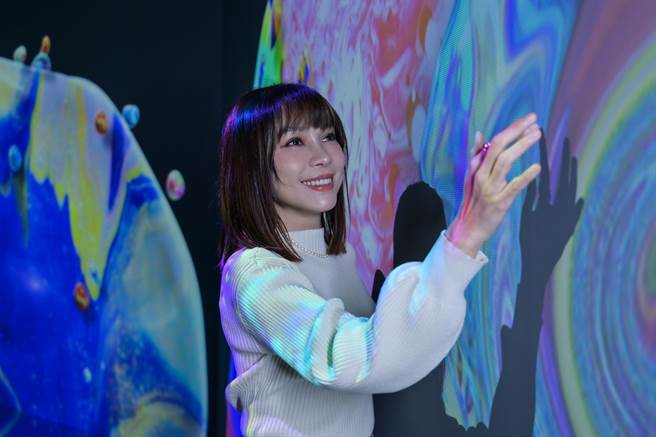 林采欣今出席「NAKED OCEAN IN TAIPEI 光之影海洋展」開幕記者會。（寬宏藝術提供）