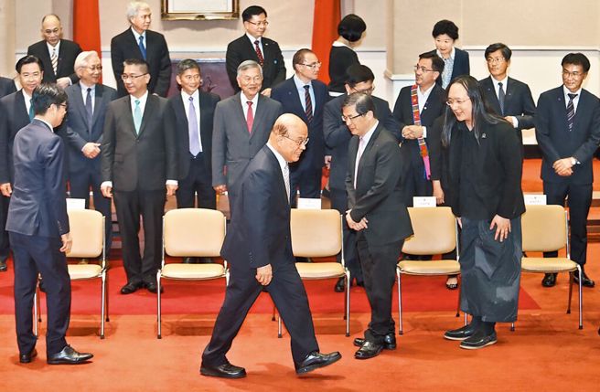 苏内阁施政不满意度52.6％创新高，但目前仅内政部长徐国勇请辞离职。图为两年前内阁就职拍照。（本报资料照）