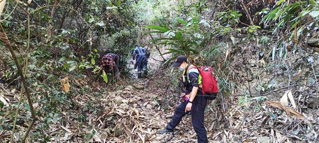 因顏女跌落的地方地形相较险峻，救难人员透过吊挂、攀爬等方式才顺利救到顏女。（民眾提供／吴建辉彰化传真）