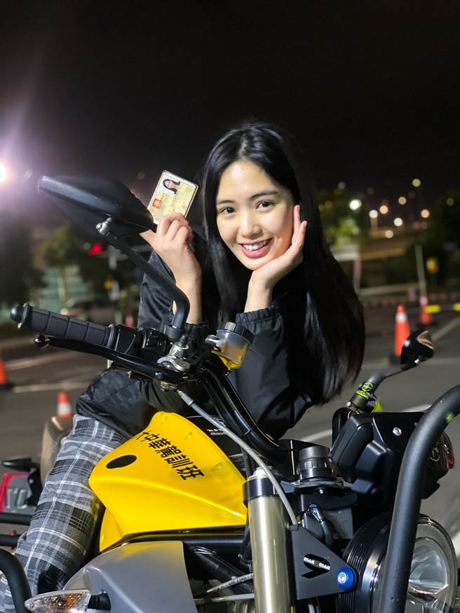 雷嘉汭開心考到重機駕照。（凱渥提供）