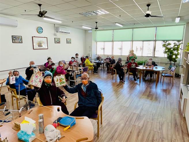 北苗市場日照中心受託長者初體驗蝶古巴特DIY活動，動手完成特色小麻袋製做，頗有成就感，開心合影留念。（衛福部苗栗醫院提供／李京昇苗栗傳真）