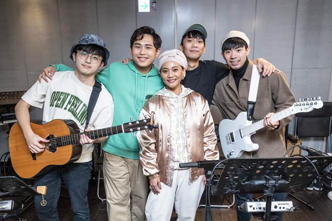 理想混蛋将和阿爆合体唱台北跨年晚会。（臺北市政府观传局提供）