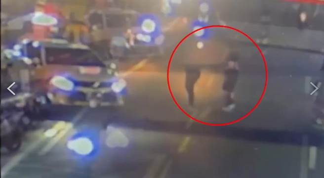 被害人遭嫌犯带上轿车。（警方提供）