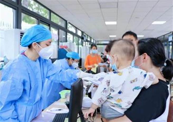 大陆要求三级医院兜住底线全力医疗救治老幼重症患者。（观察者网）