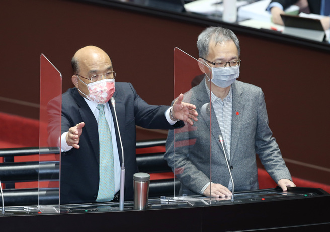 對衛福部長薛瑞元(右)嗆「BNT推銷員」的說法，行政院長蘇貞昌(左)代為致歉了。（示意圖／中時資料照／姚志平攝）