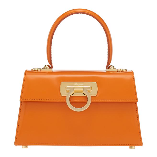 FERRAGAMO 橘色迷你TOP HANDLE手提包，7万9900元。（FERRAGAMO提供）
