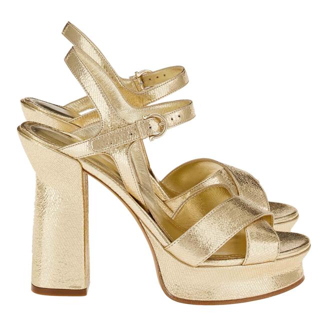 FERRAGAMO 金色粗跟凉鞋，3万9900元。（FERRAGAMO提供）