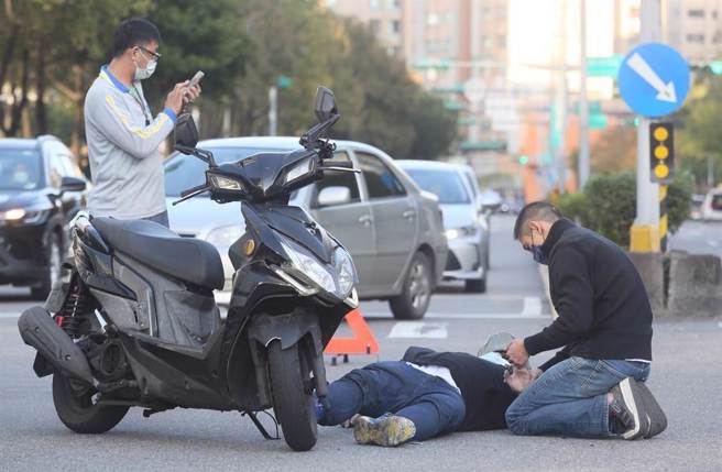 Footage of Wu Yinong kneeling on the ground in a car accident during the trip exposed the Internet to find ‘doubtful spot’ – Politics – Zhongshi News