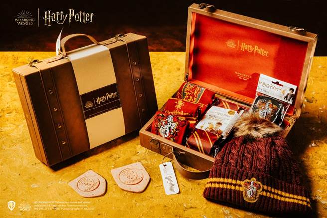 《哈利波特》礼物盒集结学院毛帽、围巾等多款官方授权周边商品，适合当作交换礼物。(台北君悦饭店提供)