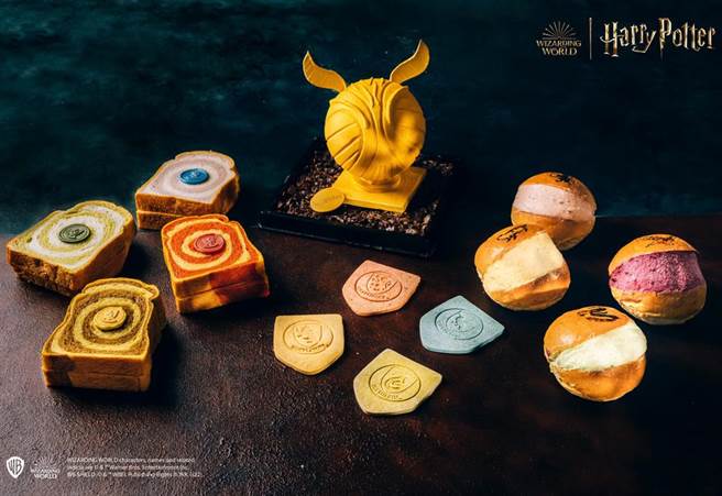 《哈利波特》携手台北君悦酒店推出圣诞跨年限定烘焙甜品，包括巧克力、厚片土司、徽章饼乾、十胜生乳包。(台北君悦饭店提供)