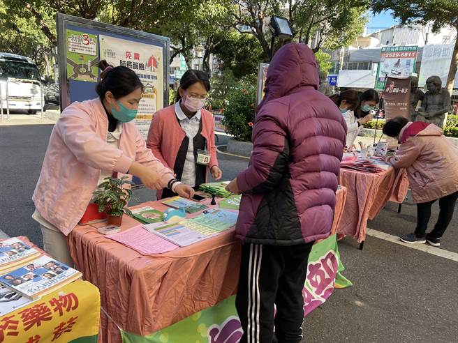 丰原医院22日办理「丰富人生 后哩健康（百人护肝大作战）暨丰医年度健康促进成果展」。（陈淑娥摄）
