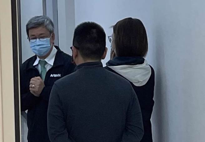 民進黨九合一選舉敗選，傳出行政院長蘇貞昌在立法院審查通過明年度中央政府總預算後就將總辭，前副總統陳建仁被視為可能接手人選。但在此敏感時刻，今天下午陳卻突然現身立法院拜會民進黨立委，引發立院議論。（讀者提供）