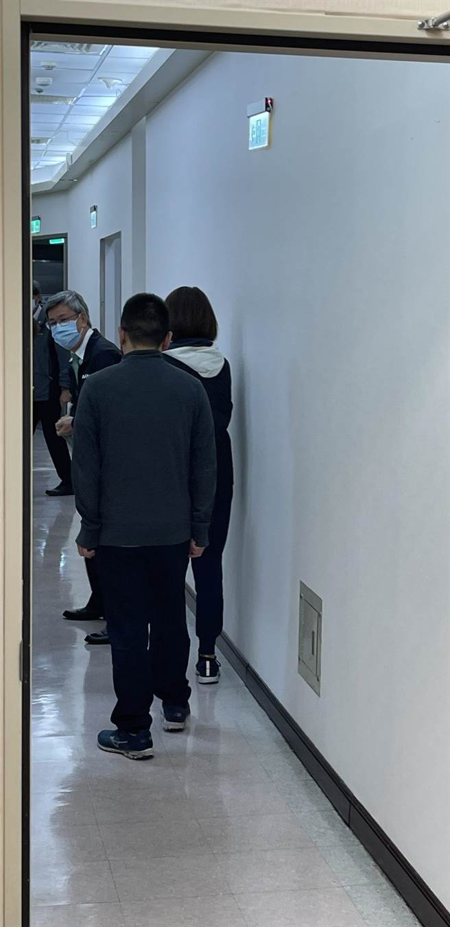 民進黨九合一選舉敗選，傳出行政院長蘇貞昌在立法院審查通過明年度中央政府總預算後就將總辭，前副總統陳建仁被視為可能接手人選。但在此敏感時刻，今天下午陳卻突然現身立法院拜會民進黨立委，引發立院議論。（讀者提供）