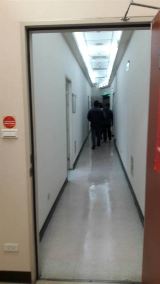 民進黨九合一選舉敗選，傳出行政院長蘇貞昌在立法院審查通過明年度中央政府總預算後就將總辭，前副總統陳建仁被視為可能接手人選。但在此敏感時刻，今天下午陳卻突然現身立法院拜會民進黨立委，引發立院議論。（周志豪攝）