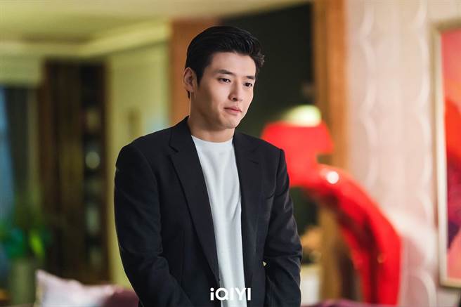 姜河那在《谢幕》中诠释从北韩来的人物。（爱奇艺国际站提供）