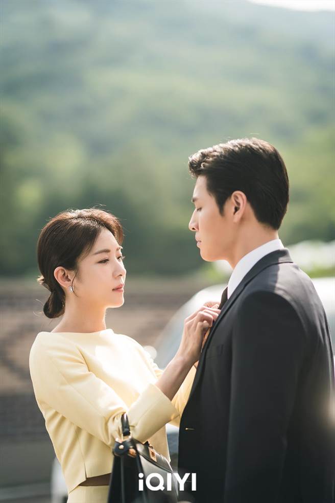 河智苑（左）和姜河那首度合作就默契十足。（爱奇艺国际站提供）