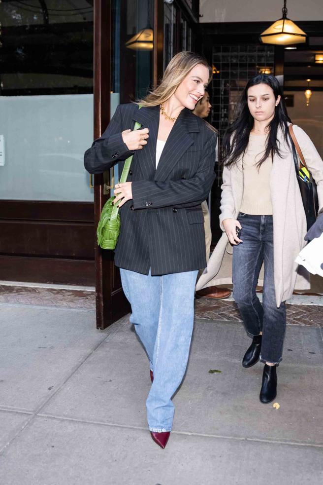 瑪格羅比（Margot Robbie） 穿著 Bottega Veneta 2023 早春服裝,，搭配抓皺 foulard Cassette 肩背包。（Bottega Veneta 提供）