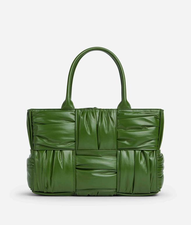 Bottega Veneta Arco 皮革抓皺托特包 (酪梨綠)，13萬8000元。（Bottega Veneta 提供）