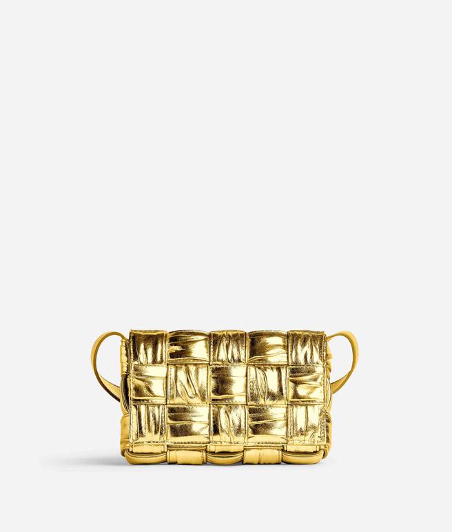 Bottega Veneta Cassette 皮革抓皺肩背包 (耶誕限定金色)，10萬3400元。（Bottega Veneta 提供）