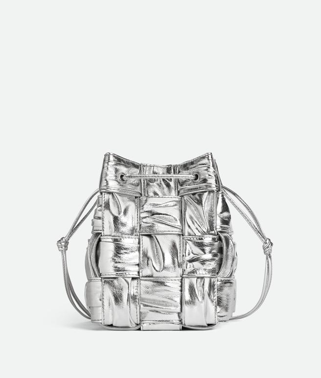 Bottega Veneta 皮革抓皺水桶包 (耶誕限定銀色).9萬5400元。（Bottega Veneta 提供）