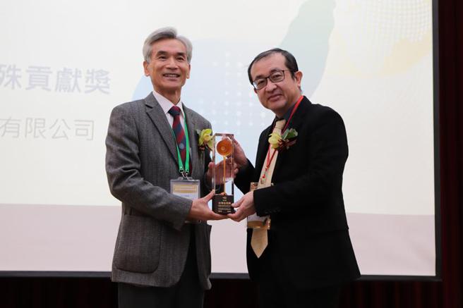 （台湾产业科技推动协会理事长薛富盛（左），22日颁发产业科技特殊贡献奖，给东捷科技公司。图／兴大提供）