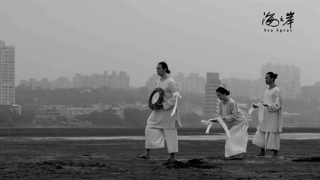 柯金源最新纪录片《海之岸》剧照。（公视提供）