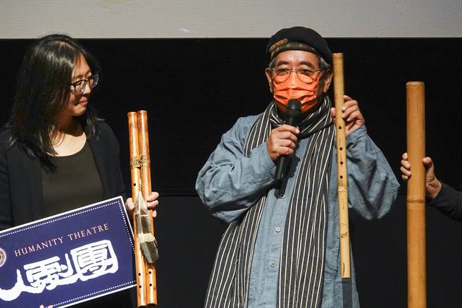 原住民音乐家丹耐夫正若（右）在首映会介绍他自制的多种乐器。（黄子明摄）