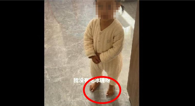 网友发现小女孩赤脚在自家走动，没穿室内拖鞋，留言质疑「小孩跑跑跳跳，根本就是住楼下的恶梦」，原PO则马上用一句话回呛「我家住独栋别墅」。（翻摄自脸书「加藤军台湾粉丝团 2.0」）