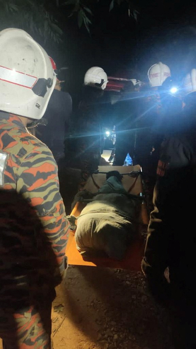 马来西亚雪兰莪州一处小镇16日发生山崩意外，压毁当地露营区，造成至少30人死亡。（路透社）