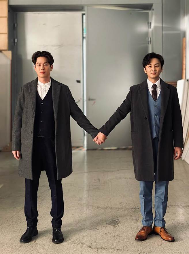 吴东谚、张书伟牵手照被网友讚很有爱。（民视提供）