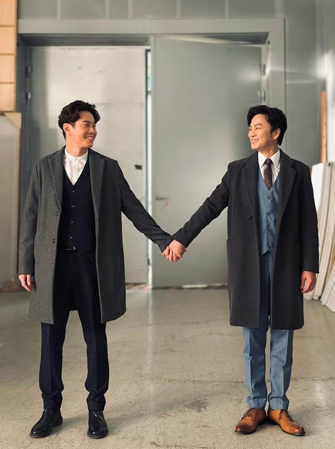 吴东谚、张书伟牵手照被网友讚很有爱。（民视提供）