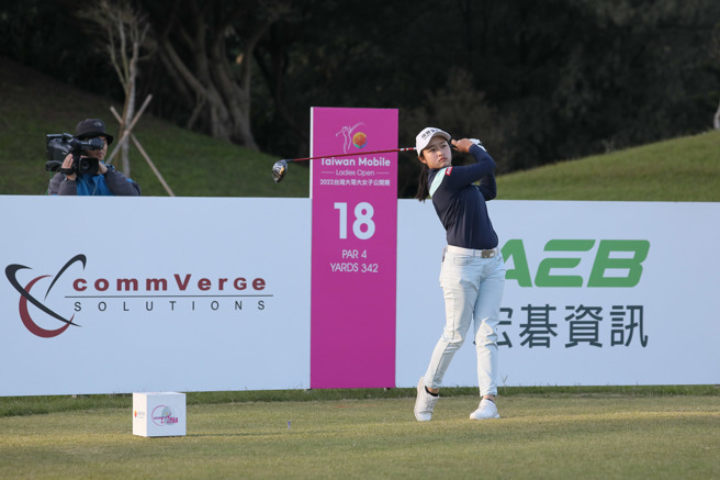 旅日新秀吴佳晏（右）打完两轮后保有2杆优势，在2022台湾大哥大女子公开赛暂居领先。（TLPGA提供）