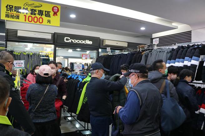 （Crocodile原厂商品厂拍台中场22日登场，吸引不少忠实顾客，赴现场採购男女休閒服饰等产品。图／刘朱松）