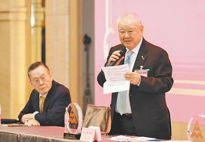 三三會理事長林伯豐（右）邀台灣永續能源研究基金會董事長簡又新（左）專題演講。林伯豐針對淨零碳排提出多項政策建議。（中央社）