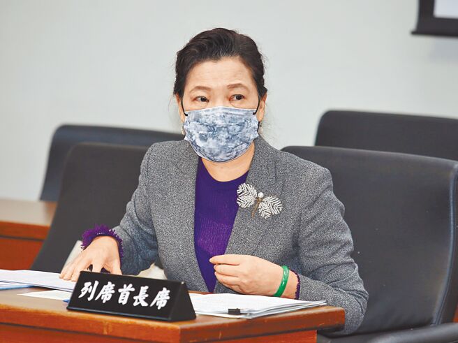 离岸风电开发须有直升机配合吊挂工程，今年德商Heli Service International与台湾海力筹设海立航空，打算承揽直升机吊挂业务，由于资本额与内资持股比例不符规定，遭主管机关交通部民用航空局打回票，传出经济部直接找上交通部「沟通」后翻盘。交通部长王国材昨日表示，经济部长王美花（见图）确实有找他谈，经说明相关规定，资本额与内资持比等问题已经解决。（姚志平摄）