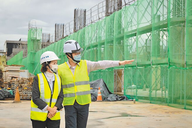 改善宜蘭縣交通問題是縣長林姿妙（左）施政的重點之一，第2任期更是拚交通關鍵期。圖為林姿妙前往羅東轉運站視察工程。（宜蘭縣政府提供／李忠一宜蘭傳真）