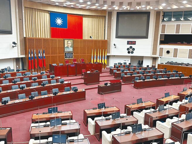 全國縣市首長、議員25日就職，也是正副議長選舉日，經內政部和疾管署協調後，台北市議會規畫防疫通道，即便議員確診，只要是輕症、無症狀都可進入議場獨立空間宣誓就職、投下正副議長選票。（楊亞璇攝）